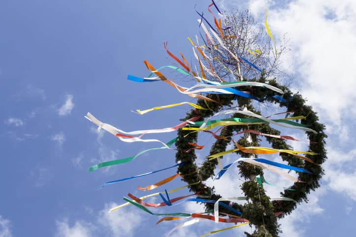 01. Mai 2024 Veranstaltungen, Maibaum von unten mit blauem Himmel